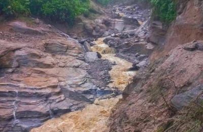 पङ्खुखोलामा आएको बाढीले दिक्तेल-चखेवाभञ्ज्याङ सडक अवरुद्ध